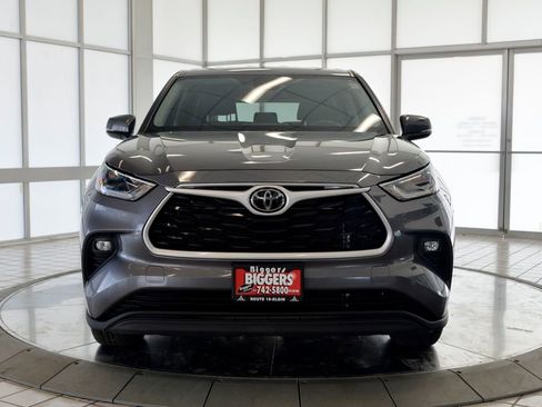 Used 2021 Toyota Highlander LE AWD/4WD image 3