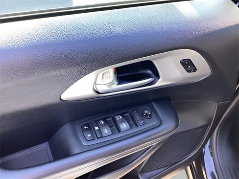 Used 2020 Chrysler Pacifica Touring-L image 19