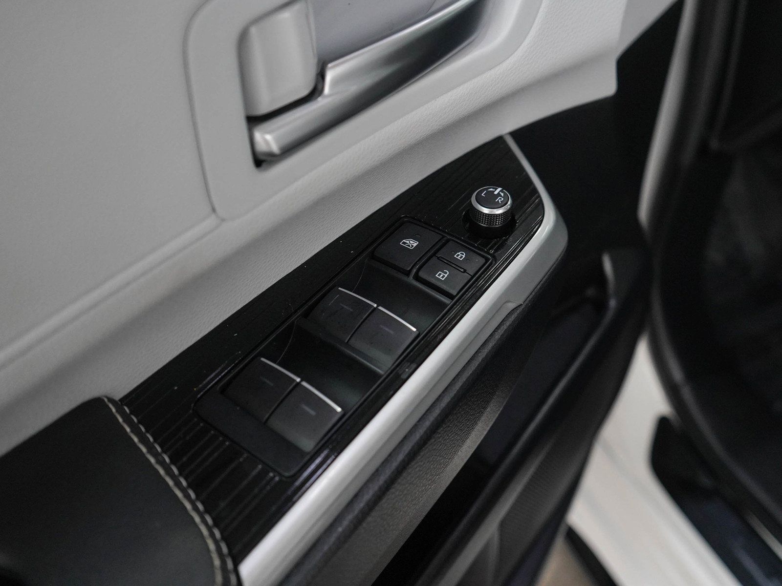 Used 2025 Toyota Sienna XSE AWD/4WD image 22