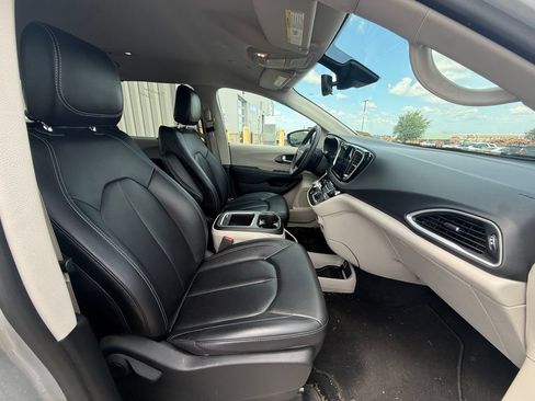 Used 2024 Chrysler Pacifica Touring-L FWD image 41