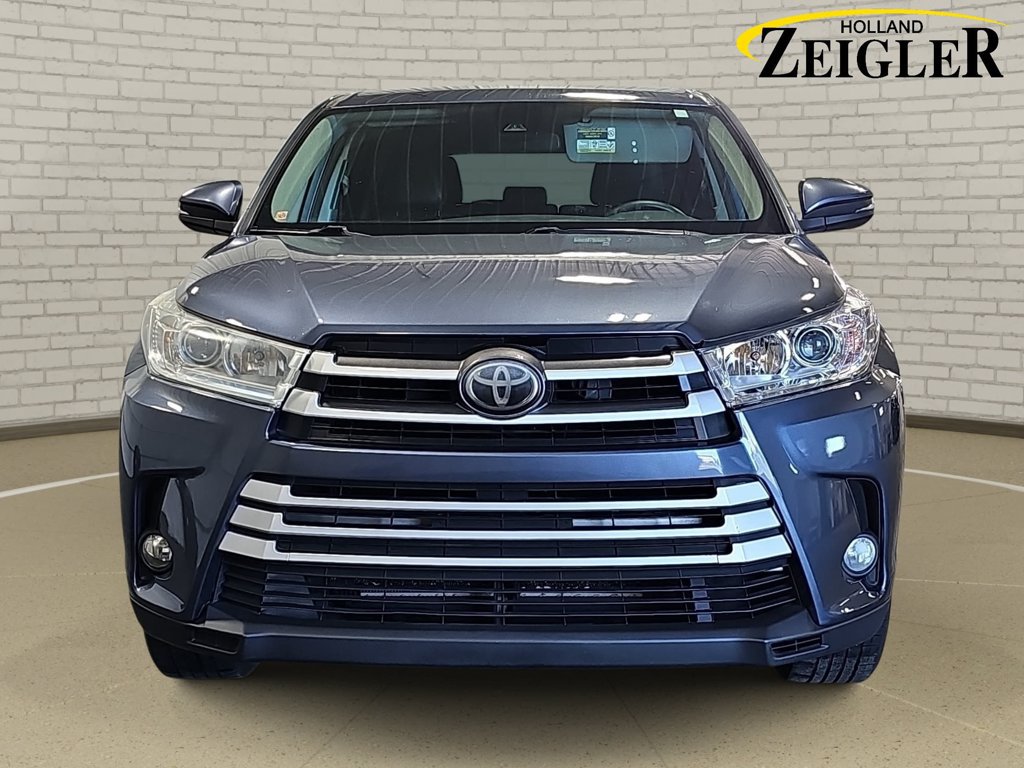 Used 2018 Toyota Highlander Plus w/ Carpet Mat Package (TMS) AWD/4WD image 2