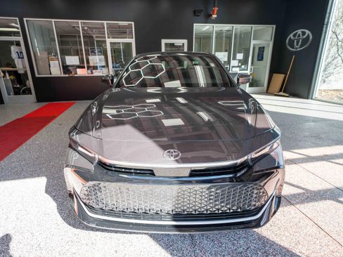 Certified 2023 Toyota Crown XLE image 7