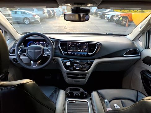 Used 2023 Chrysler Pacifica Touring-L image 10