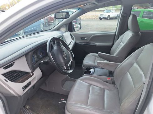 Used 2017 Toyota Sienna XLE w/ XLE Navigation Package image 14