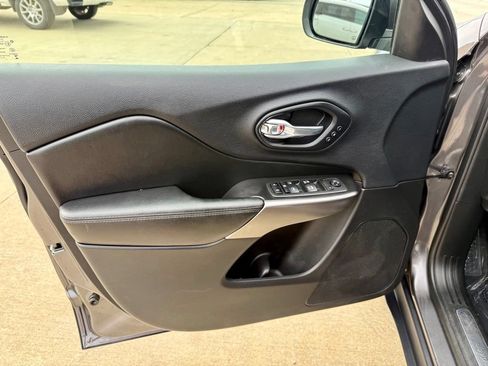 Used 2019 Jeep Cherokee Limited AWD/4WD image 26
