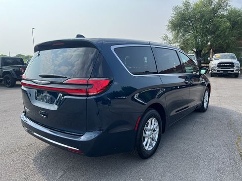 New 2025 Chrysler Pacifica Select image 5