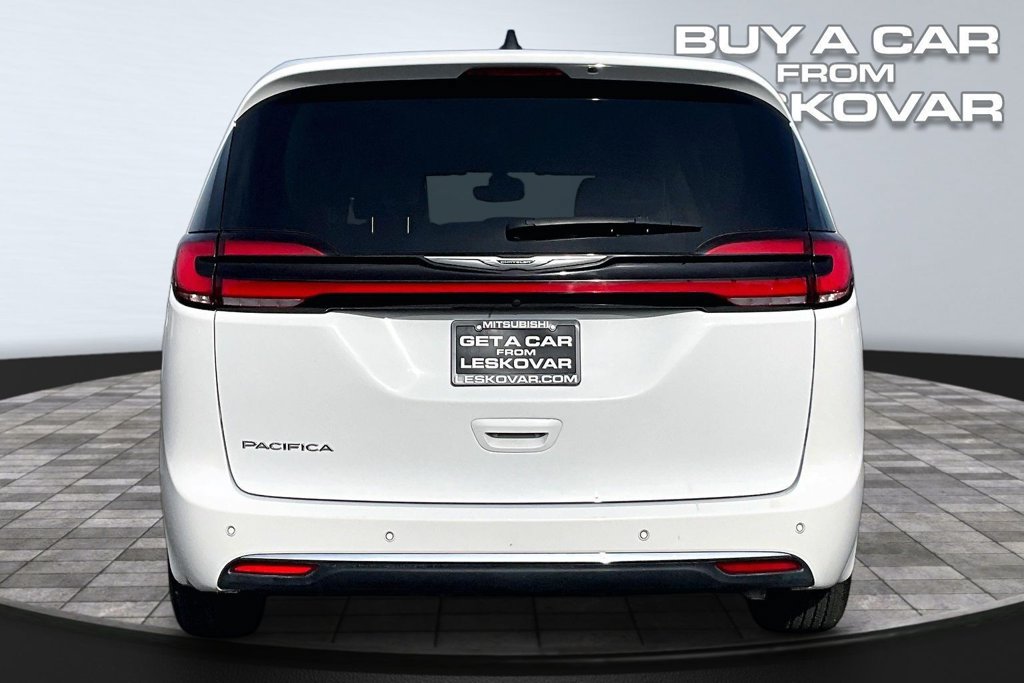 Used 2023 Chrysler Pacifica Touring-L FWD image 4