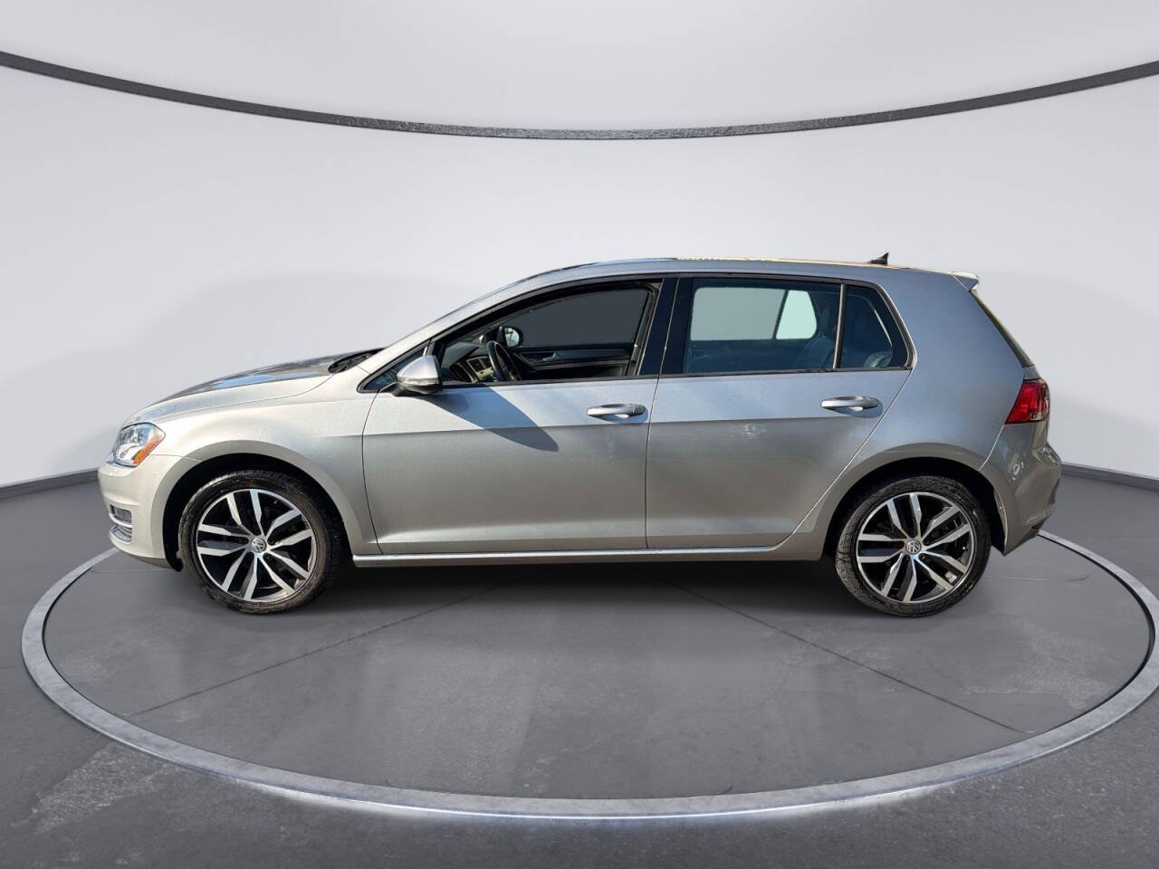 Used 2016 Volkswagen Golf SE FWD image 2