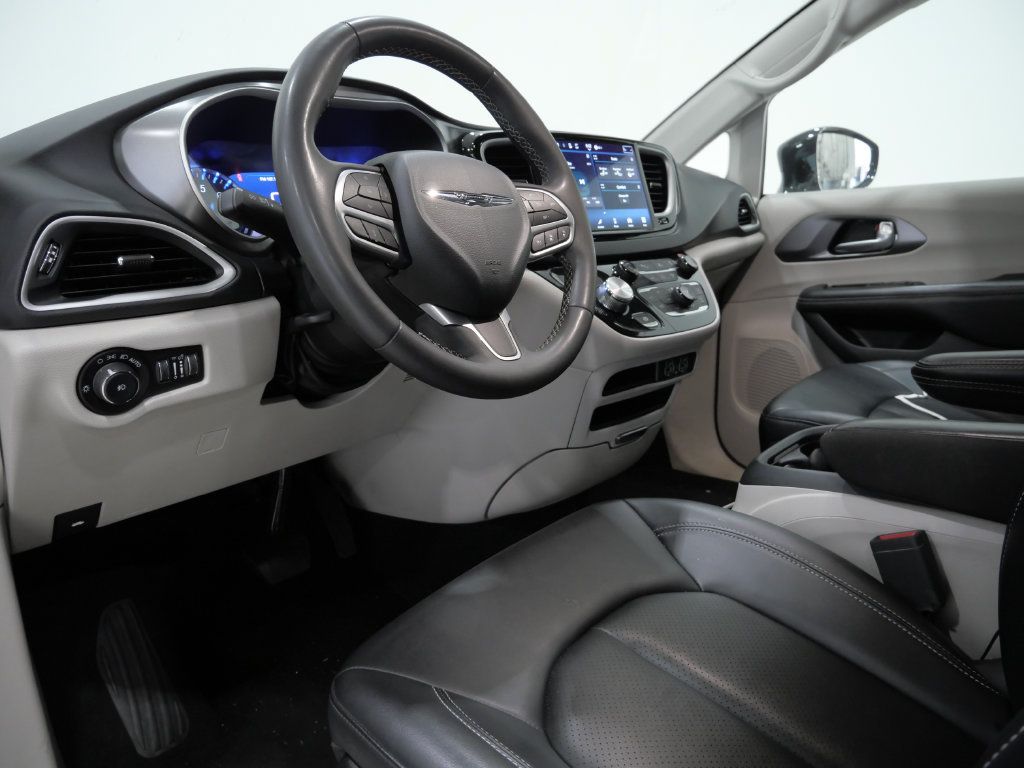 Used 2024 Chrysler Pacifica Touring-L FWD image 11