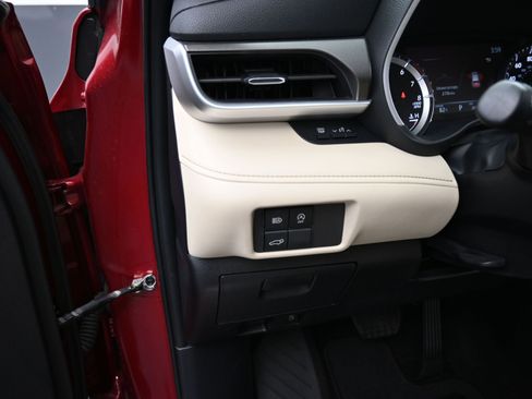 Certified 2024 Toyota Highlander XLE image 9