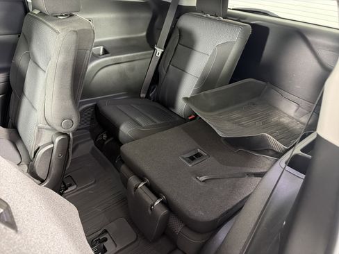 Used 2022 GMC Acadia SLE w/ Driver Convenience Package FWD image 24