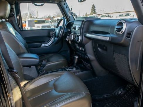 Used 2017 Jeep Wrangler Unlimited Sahara w/ Connectivity Group image 21