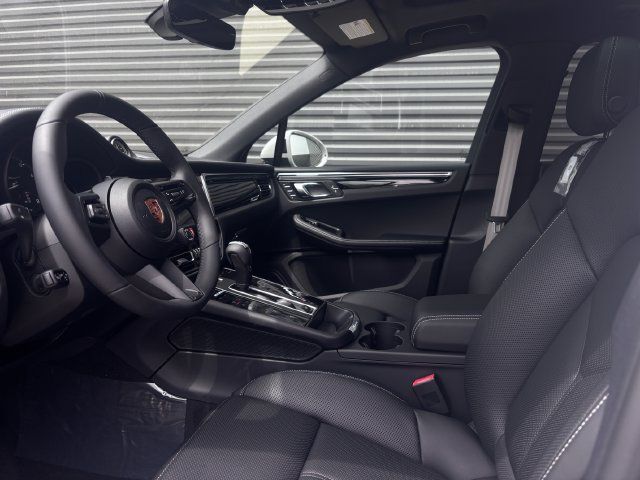 Certified 2026 Porsche Macan Turbo AWD/4WD image 4