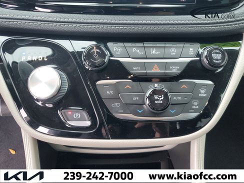 Used 2022 Chrysler Pacifica Limited FWD image 22