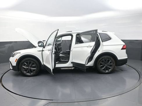 Used 2022 Volkswagen Tiguan SE w/ Panoramic Sunroof Package FWD image 42