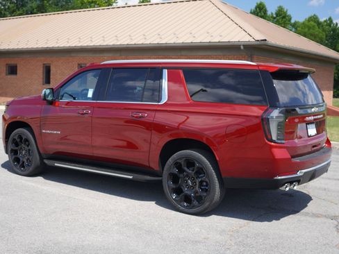 New 2025 Chevrolet Suburban Premier image 6