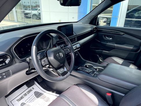 Certified 2025 Honda Pilot Black Edition image 13