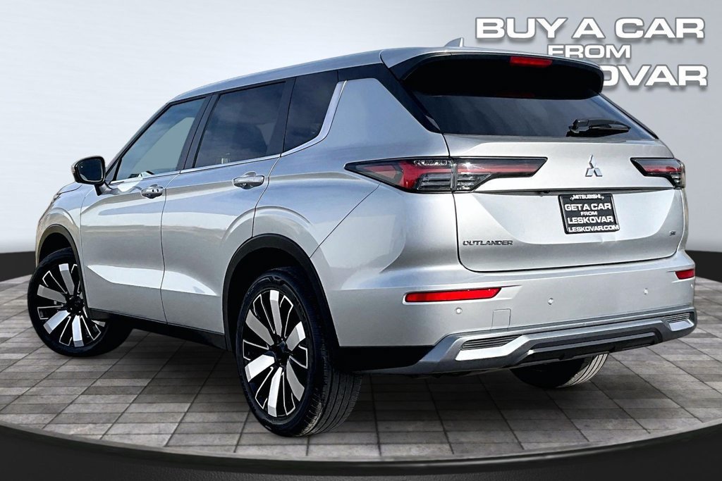 Used 2025 Mitsubishi Outlander SE AWD/4WD image 2