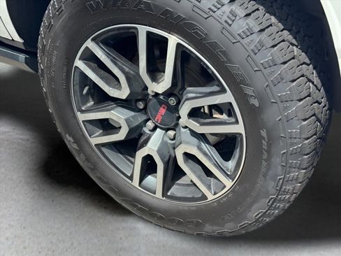 Used 2022 GMC Yukon AT4 AWD/4WD image 9