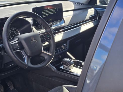 Used 2025 Mitsubishi Outlander SE image 24