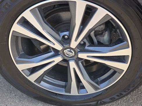Used 2019 Nissan Rogue SV w/ Sun & Sound Touring Package FWD image 12