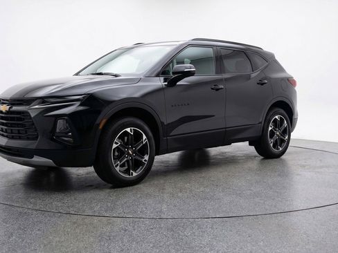 Used 2025 Chevrolet Blazer LT image 3