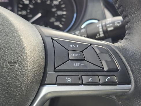 Used 2018 Nissan Rogue SV image 20