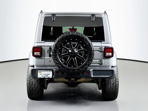 Used 2018 Jeep Wrangler Unlimited Sahara AWD/4WD image 7