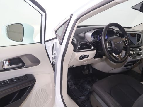 Used 2020 Chrysler Pacifica Touring FWD image 46