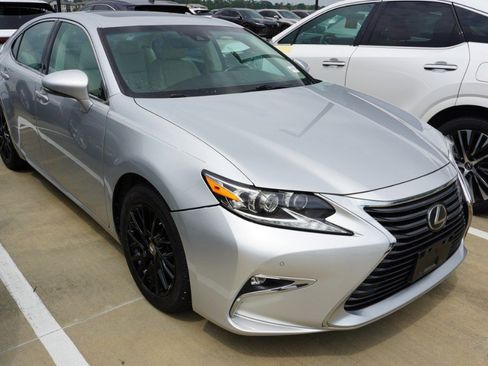 Used 2017 Lexus ES 350 w/ Luxury Package FWD image 3