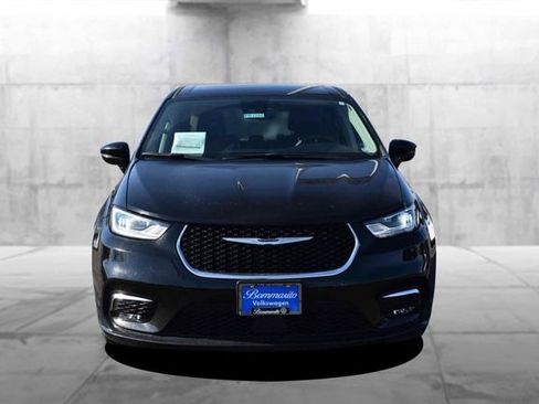 Used 2024 Chrysler Pacifica Select image 4