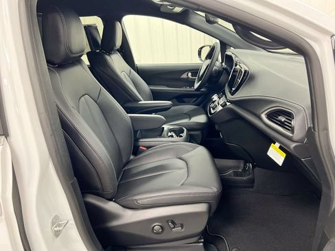 New 2026 Chrysler Pacifica Select AWD/4WD image 22