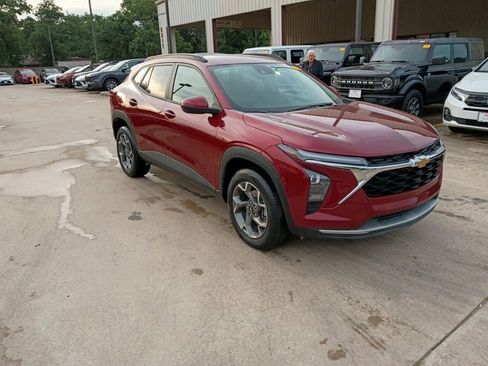 Used 2025 Chevrolet Trax LT w/ LT Convenience Package image 6