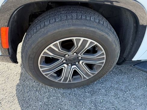 Used 2024 Jeep Wagoneer L Series II w/ Flexible Seating Group image 9