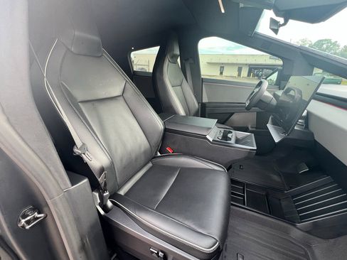 Used 2024 Tesla Cybertruck AWD Crew Cab image 15