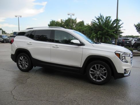 Used 2023 GMC Terrain SLT w/ Infotainment Package II FWD image 2