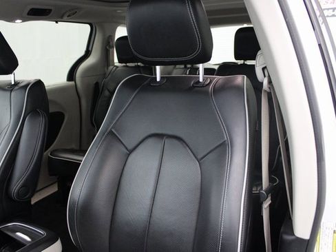 Used 2022 Chrysler Pacifica Limited image 17