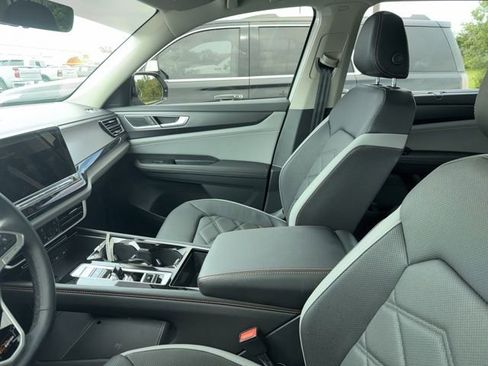 Used 2025 Volkswagen Atlas Peak Edition SE AWD/4WD image 27