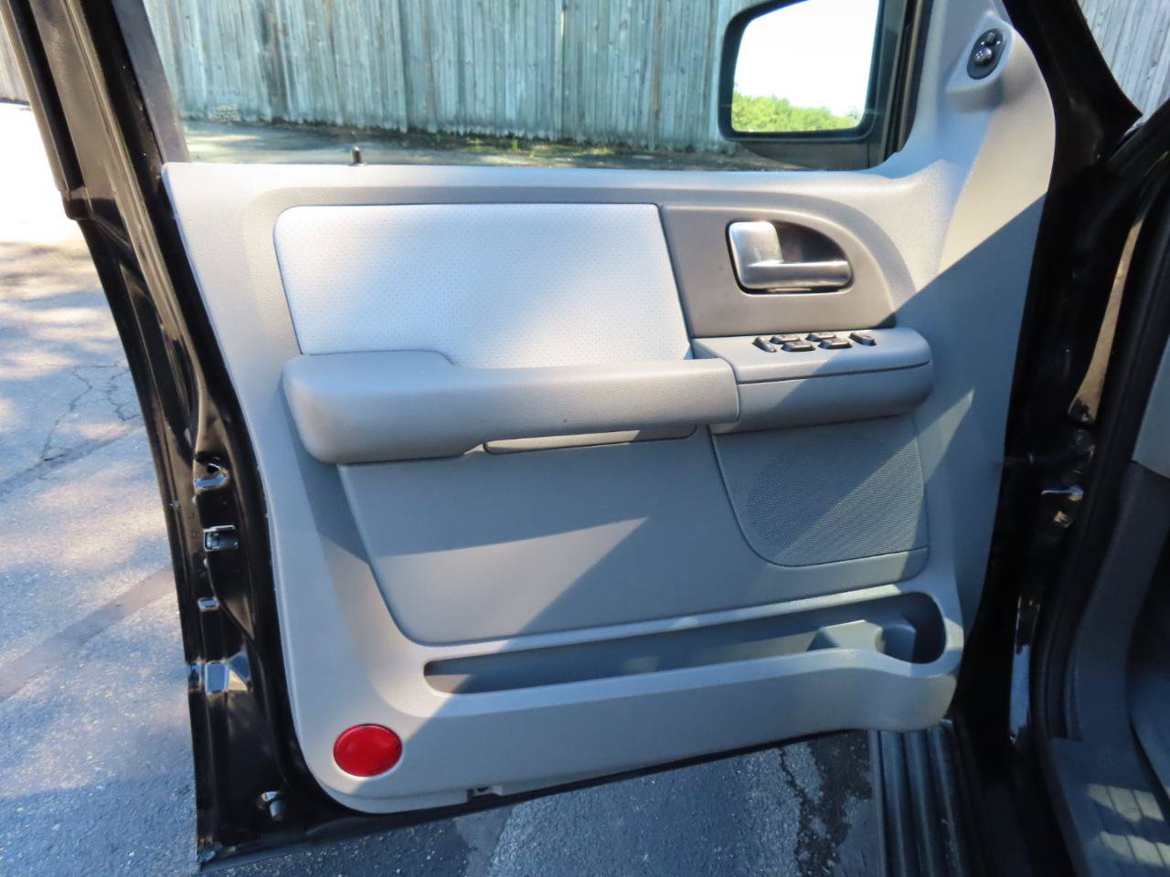 Used 2004 Ford Expedition XLT AWD/4WD image 16