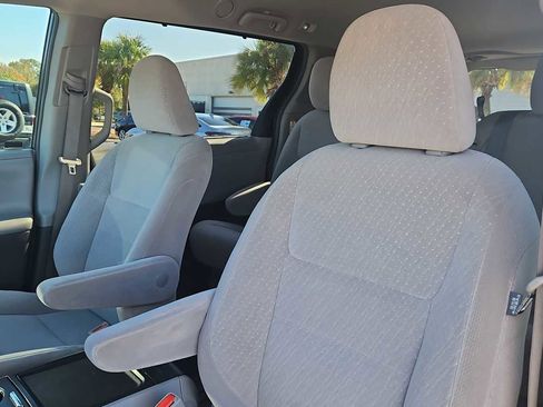 Used 2017 Toyota Sienna LE image 13