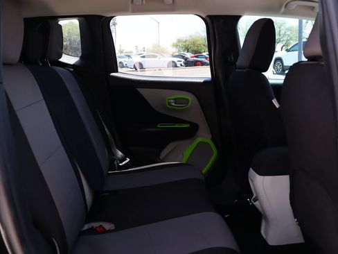 Used 2018 Jeep Renegade Latitude FWD image 28