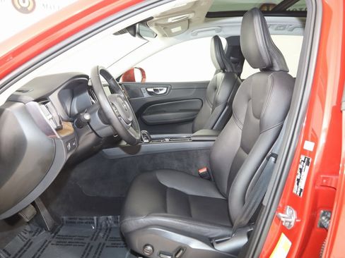 Used 2022 Volvo XC60 B5 Momentum image 11