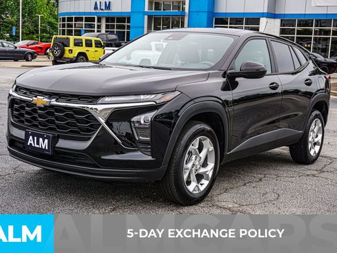 Used 2025 Chevrolet Trax LS w/ LS Convenience Package FWD image 4