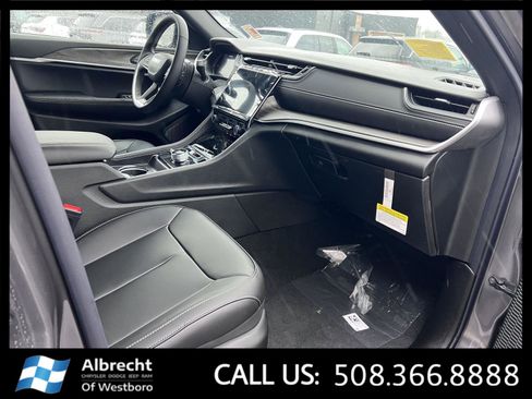 New 2025 Jeep Grand Cherokee Limited w/ Trailer Tow Package image 15