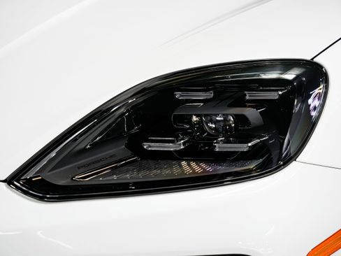 Used 2024 Porsche Cayenne w/ Premium Package Plus image 38