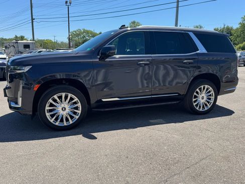 Used 2024 Cadillac Escalade Premium Luxury AWD/4WD image 2