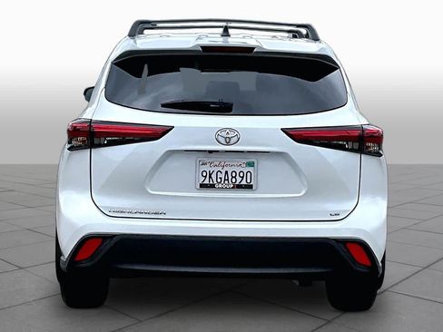 Used 2023 Toyota Highlander LE FWD image 4