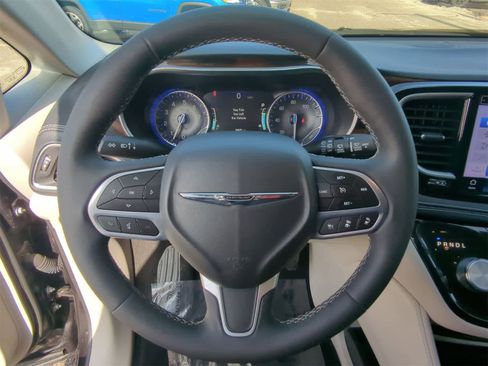 Used 2023 Chrysler Pacifica Limited image 31