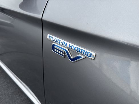 Used 2018 Mitsubishi Outlander SEL image 2