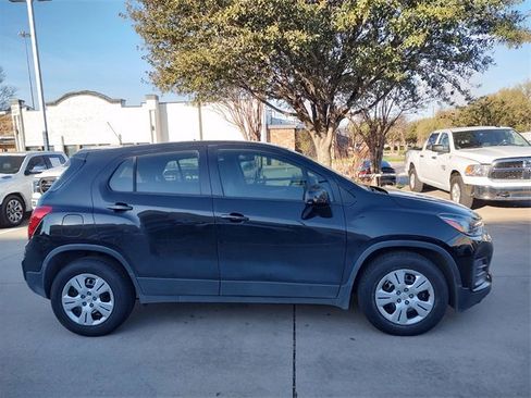 Used 2017 Chevrolet Trax LS image 2